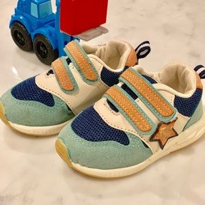 Ultra Suede Star Sneakers Size 6.5